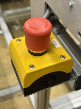 Endüstriyel güvenlik kontrolü için sarı kutudaki kırmızı acil durum durdurma düğmesi