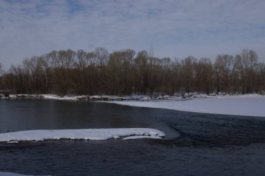 Ust Kamenogorsk, Doğu Kazakistan 'daki Irtysh Nehri manzarası