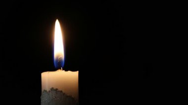 Karanlıkta yanan beyaz bir mum