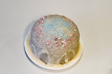 Geleneksel Ortodoks Paskalya bayramının fotoğrafı. Kremayla süslenmiş pastalar ve parlak çiçeklerle süslenmiş taze boyanmış yumurtalar, güzel beyaz bir masa örtüsü ve dantelli bir masa örtüsüyle yan yana konmuş..  