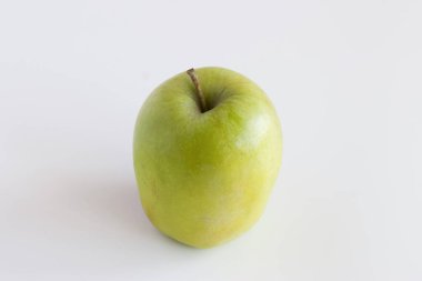 Beyaz arka planda yeşil elma