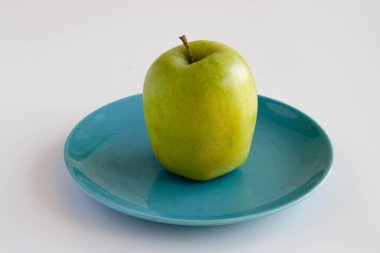 plaka üzerinde yeşil elma