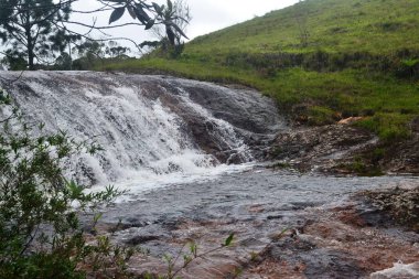 Yüksek rakımlı kırsal kesimde berrak suları olan şelale.