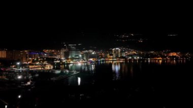 Karadağ 'ın Budva kentindeki aydınlık sahil şeridinde gece insansız hava aracı görüntüsü. Dukley Marina 'da. Yüksek kalite 4k görüntü