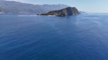 Adriyatik Denizi 'nin güzel manzarası ve Budva' daki uçurumlar, 4K 'deki bir insansız hava aracı tarafından kuş bakışı görüntülendi. Yüksek kalite 4k görüntü