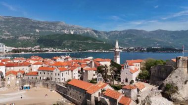 Budva 'nın eski kasabası bir İHA tarafından vuruldu. Karadağ 'ın en iyi manzarası. Budva 'nın Hava Görüntüsü