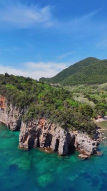 Montenegrou 'daki kayalıklar arasında inanılmaz bir sahil. Budva Karadağ' ın manzarası. Dikey video. 
