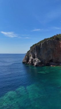 Budva Karadağ 'ın havadan görünüşü. Dikey video. 