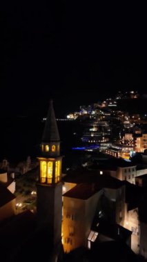 İnsansız hava aracı eski Budva kasabasını St. Johns Kilisesi, dar sokaklar ve kırmızı çatılarla yakalıyor ve Adriyatik Denizi 'nin ortaçağ mimarisinin cazibesini sergiliyor.