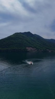 Boka Körfezi 'nin insansız hava aracı görüntüsü, Majestic Dağları ve geçen bir tekne.. 