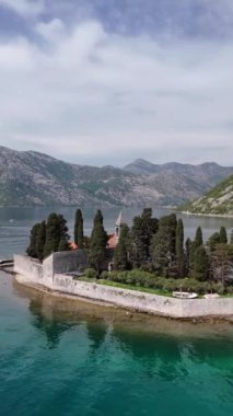 İkonik olana yolculuk. Kayaların Hanımefendisi 'nin insansız hava aracı tarafından yakalanan inanılmaz manzarası..
