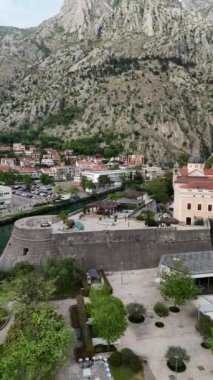 Karadağ 'ın Kotor Eski Kenti' nin hava manzarası, ortaçağ mimarisi, kaldırım taşı sokakları ve yukarıdan Kotor Körfezi 'nin manzaralı güzelliğini vurguluyor.