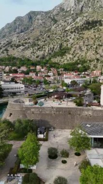 Karadağ 'daki Kotor Old Town' un 4K insansız hava aracı görüntüleri, tarihi cazibesi, dolambaçlı sokakları ve çarpıcı doğal çevresiyle.