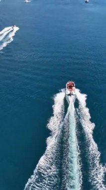 Karadağ Kotor Körfezi 'nde tekne gezisi. Yüksek kalite 4k görüntü