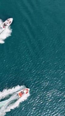 Kotor Körfezi Karadağ 'daki barış dolu tekneler Adriyatik kıyı şeridinin güzelliğini gösteren yukarıdan çekildi.