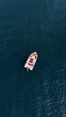 Kotor Körfezi Karadağ 'daki teknelerin insansız hava aracı görüntüsü bu ikonik hedefin huzur verici güzelliğini gözler önüne seriyor.