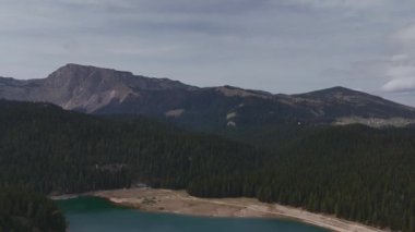 Drone Video ile Karadağ Kara Göl Durmitor 'u araştırıyor. Dikey video