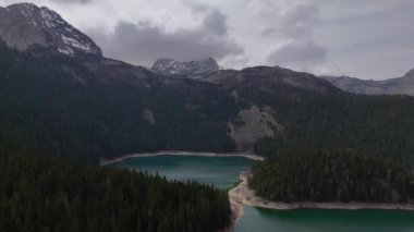 Durmitor Montenegro 'daki Kara Göl' ün Hava Güzelliği. Dikey video