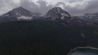 Ulusal Park Durmitor 'daki Kara Göl' ün havadan görüntüsü. Karadağ. Dikey vodeo