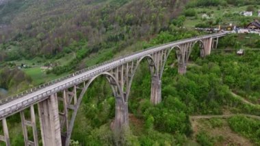 Dzhurdzhevich Köprüsü 'nün güzel insansız hava aracı görüntüleri. Zabljak. Tara River. Yüksek kalite 4k görüntü