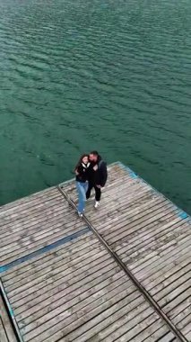 Göl kıyısında romantik bir çift var. Yüksek kaliteli 4K görüntü. Dikey video. Karadağ