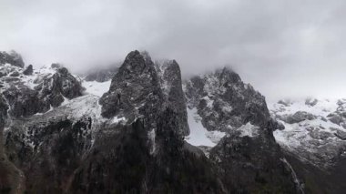 Montenegro 'nun Kış Tepeleri 4K İHA Videosu. Prokletije Ulusal Parkı. Yüksek kalitede 4K görüntü. Karadağ