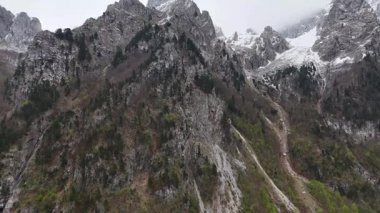  Karadağ Hava Aracı 'nın Görkemli Kış Manzaraları Videosu. Yüksek kaliteli 4K montenegro. Prokletije Ulusal Parkı