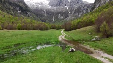 Karadağ 'da Karlı Tepeler ve Yeşil Yol İnsansız Hava Aracı. Yüksek kalite 4K görüntü. Prokletije Milli Parkı