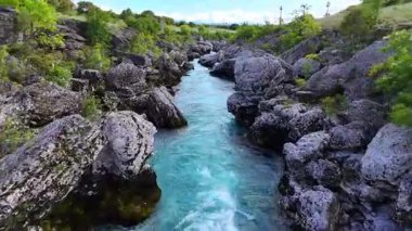 Podgorica 'dan Majestic Niagara Şelalesi ve Cijevna Nehri. Yüksek kaliteli 4k görüntü. Görünüm