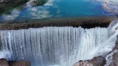 Karadağ 'ın Podgorica kentindeki bulutlu hava şartlarında Cijevna nehrinde Niagara Şelalesi. Yüksek kalite 4k görüntü