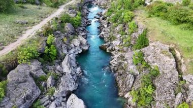 Podgorica 'daki Niagara Şelalesi ve Cijevna Nehri' nin havadan görünüşü. Yüksek kalite 4k görüntü.