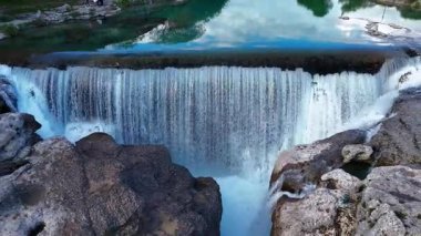 Su şelaleden aşağı düşer. Kayalık bir kenardan büyük miktarda su düşüyor. Karadağ 'ın Podgorica kentinde şelale Niagara