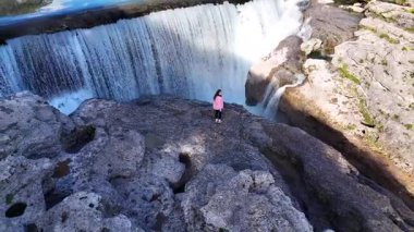 Podgorica İHA 'sı Niagara Şelalesi' ndeki kızın görüntüleri. Yüksek kalitede 4K görüntü. Karadağ