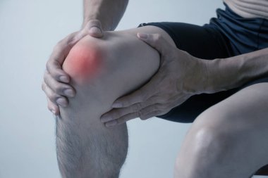 Eklem ağrısı, eklem iltihabı ve tendon sorunları. Diz ağrısı çeken bir adam..