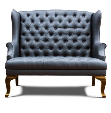 Geniş siyah koltuk, beyaz üzerinde izole edilmiş altın bacaklı..