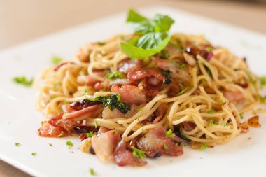 Beyaz tabakta pastırmalı sarımsak..