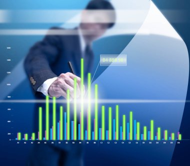 İş adamı sanal grafiğin bir kısmını okuyacak.