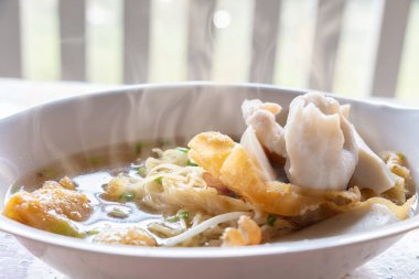  Balık köftesi ve eriştenin içinde çıtır çıtır hamur. Lezzetli Tayland sokak yemekleri..