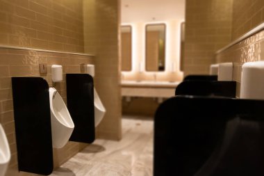 Ofis binasında altın lüks modern umumi tuvalet.