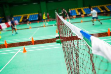 Batminton Ağı 'nı kapat ve soyut spor arkaplanı için siyah zemin üzerinde bulanık oyuncular.