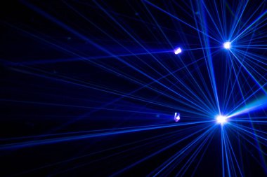 Karanlık bir atmosferde, genellikle konserlerde, kulüplerde ya da aydınlatıcı ışık gösterilerinde görülen dramatik bir lazer ya da sahne aydınlatma gösterisi. Koyu arkaplanda mavi ve mor ışıklar.