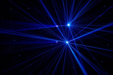 Karanlık bir atmosferde, genellikle konserlerde, kulüplerde ya da aydınlatıcı ışık gösterilerinde görülen dramatik bir lazer ya da sahne aydınlatma gösterisi. Koyu arkaplanda mavi ve mor ışıklar.