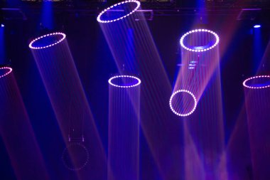 Çoklu dairesel LED ışıkların yer aldığı ışıklandırma, gerçeküstü ve fütüristik bir atmosfer yaratıyor, soyut ve dalgın hissettiriyor, çoğunlukla konserlerde, tekno şovlarda veya modern exhi 'de bulunan bir bilim kurgu ortamını veya yenilikçi görsel sanat kurulumunu andırıyor.