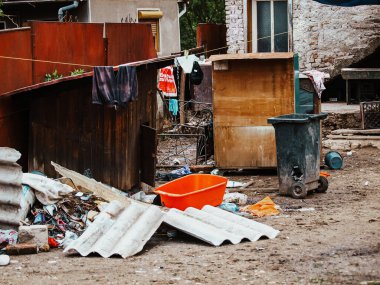 Düzensiz Yapılar ve dağınık molozlarla Doğaçlama Konutlar: Yoksulluğu Yansıtan Sahne, İstikrarsız Yaşam Koşulları ve Kentsel Varoşlarda Her Gün Mücadele. Yüksek kalite fotoğraf