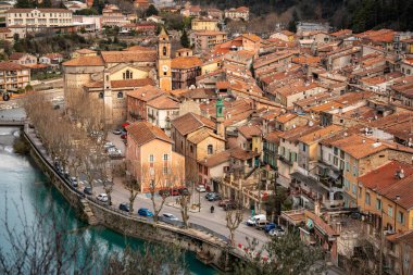 Fransa 'da Breil-sur-Roya' nın büyüleyici dağ köyü: Sarp tepeler ve Alp manzaralarıyla çevrili turkuaz Roya Nehri boyunca kırmızı kaplama çatılar kümelendi