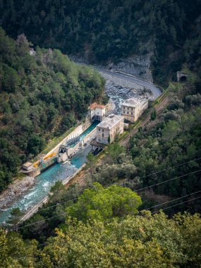 Pine Basse, Fransa 'daki hidroelektrik santrali: Dar bir Orman Vadisi' ne kurulmuş ve Alpler-Denizcilik Bölgesi 'nde Turkuaz Nehri' nden akan Dağ manzarası