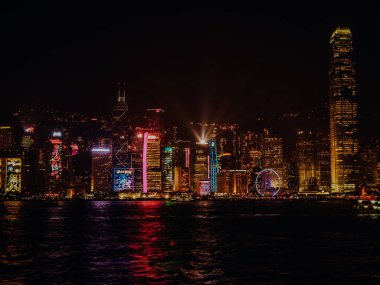 Geceleyin Hong Kong 'da Işıkların Senfonisi Aydınlanmış Gökdelenlerin ve Enerjinin Büyüleyici Görüntüsü