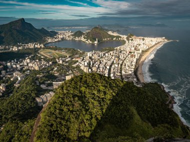 Rio De Janeiro 'daki İki Kardeş Yürüyüşü' nden Çarpıcı Manzara: Ipanema Sahili, Lagoa, ve Ocean Horizon 'un Bereketli Dağ Bakışı. Yüksek kalite fotoğraf