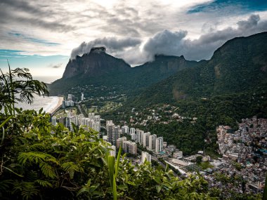 Rio De Janeiro 'daki Kentsel ve Doğal Manzara' nın tersine Yüksek Binalar, Favelas ve Bulutla kaplı Tepeler, Leblon ve Vidigal yakınlarında. Yüksek kalite fotoğraf