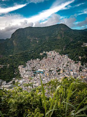 Rio De Janeiro 'daki Rocinha Favela' nın Hava Görüntüsü: Brezilya 'nın en büyük gayri resmi yerleşim bölgesinde yoğun çatıları ve dar caddeleri olan şehir manzarası. Yüksek kalite fotoğraf